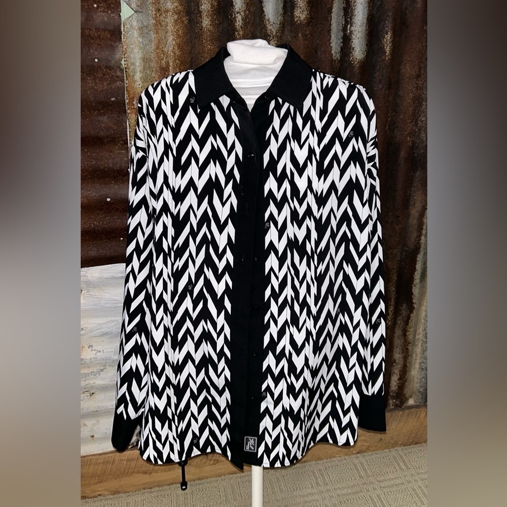 NWT-Karl Lagerfeld Paris Black white Graphic Print  Blouse- XS - Picture 6 of 6